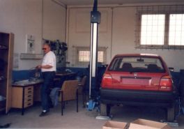 1993 - Das erste Fahrzeug auf der neuen Hebebühne.