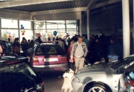 1995 - Die ersten Kunden strömen zur Eröffnung durch den Ausstellungsraum.